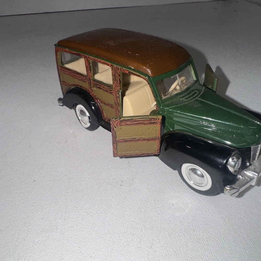 Superior 1940 Ford Woody Wagon - diecast car with pull-back motor - 1:43-scale - Picture 5 of 10